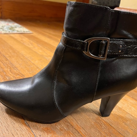Women’s Croft & Barrow black heeled boot. Size 8 - Picture 3 of 4